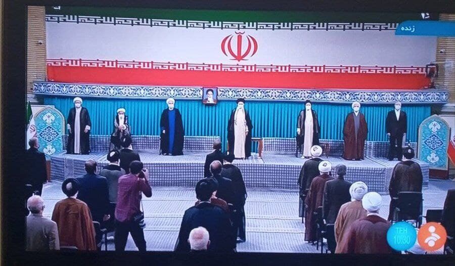 رهبر معظم انقلاب در مراسم تنفیذ: از مدت‌ها پیش توطئه تحریم انتخابات در محافل دشمنان طراحی و دنبال می‌شد؛ در داخل هم عده‌ای از روی غفلت و عده‌ای شاید از روی غرض همین خط را دنبال می‌کردند؛ ملت پاسخ قاطع داد و مشارکت خوبی در انتخابات داشت/ رئیس‌جمهور در معرفی وزرای پیشنهادی شتاب به خرج دهد