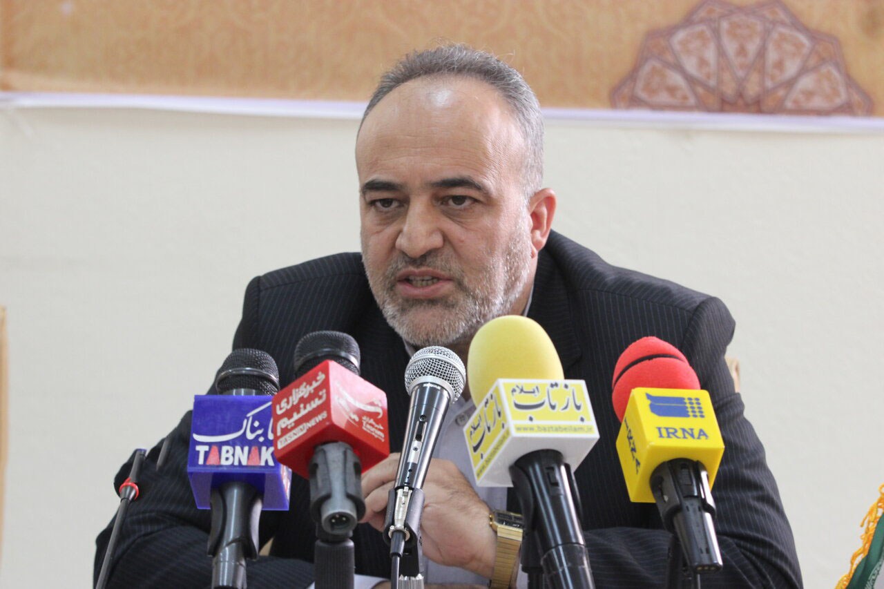 مدیرکل فرهنگ و ارشاد اسلامی ایلام تاکید کرد: رسانه ها در انتشار مطالب خود اعم از طنز، جدی یا انتقادی اخلاق حرفه ای را رعایت کنند