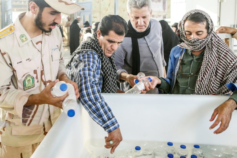 مدیرعامل شرکت آبفا ایلام از آبرسانی سیار به پایانه عراق در آن سوی مرز مهران با تانکر خبر داد