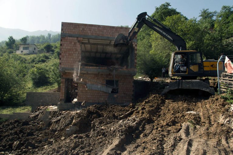 تخریب یک ساختمان ناایمن در ایلام به دستور دادستان