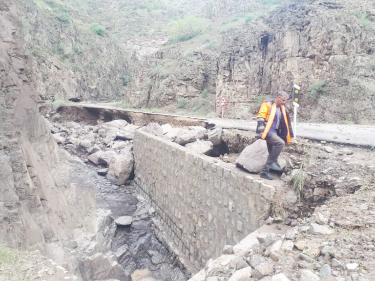 مدیرکل راهداری و حمل و نقل جاده ای ایلام خبر داد: خسارت ۴۰۰ میلیارد ریالی سیلاب به راه‌های ایلام