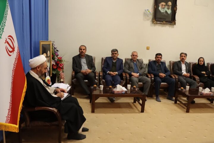 امام جمعه ایلام در جمع مدیران بیمه: اطلاع رسانی فرهنگ بیمه در مشاغل مختلف جامعه یک امر ضروری است