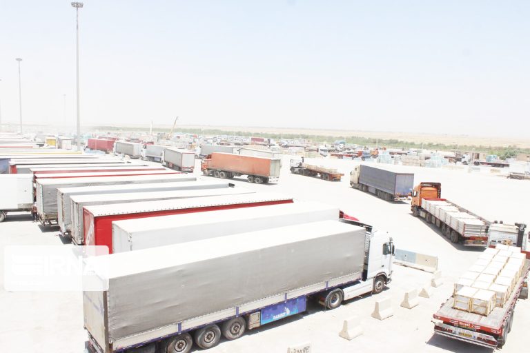 مدیرکل راهداری و حمل و نقل جاده ای استان از ترانزیت یک میلیون و ۲۸۵ هزار تُن کالا از پایانه مرزی مهران خبر داد