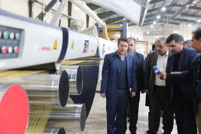 در نخستین روز از دهه فجر انقلاب اسلامی و با حضور استاندار ایلام؛ واحد تولیدی نخ تابان زرین‌دست واقع در شهرک صنعتی ایلام افتتاح شد