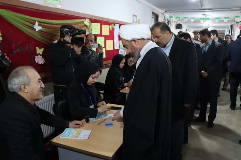 امام جمعه ایلام: چشم دوستان و دشمنان نظام به انتخابات امروز دوخته شده است