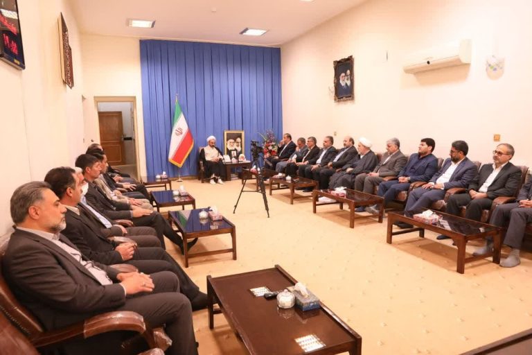 امام جمعه ایلام در دیدار نوروزی با استاندار ایلام تاکید کرد: مشاغل خانگی و صنایع دستی در استان زمینه ساز توسعه اقتصادی است و جای کار در استان وجود دارد