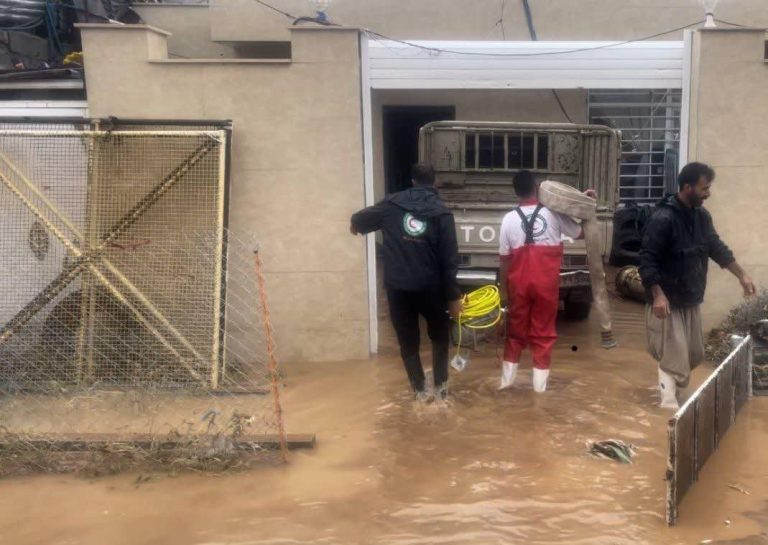امدادرسانی نجاتگران هلال احمر استان ایلام به ۵۴ نفر متاثر از سیل و آبگرفتگی/تخلیه آب ۱۲ منزل مسکونی در استان