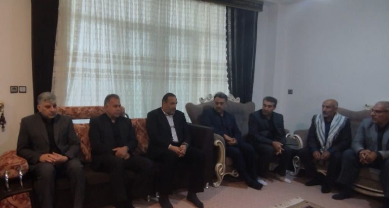 استاندار ایلام با حضور در منزل شهید فیضی‌زاده: هرچه داریم از برکت وجود شهداست/ شهید والامقام فیضی‌زاده مظهر ایثار و فداکاری بود