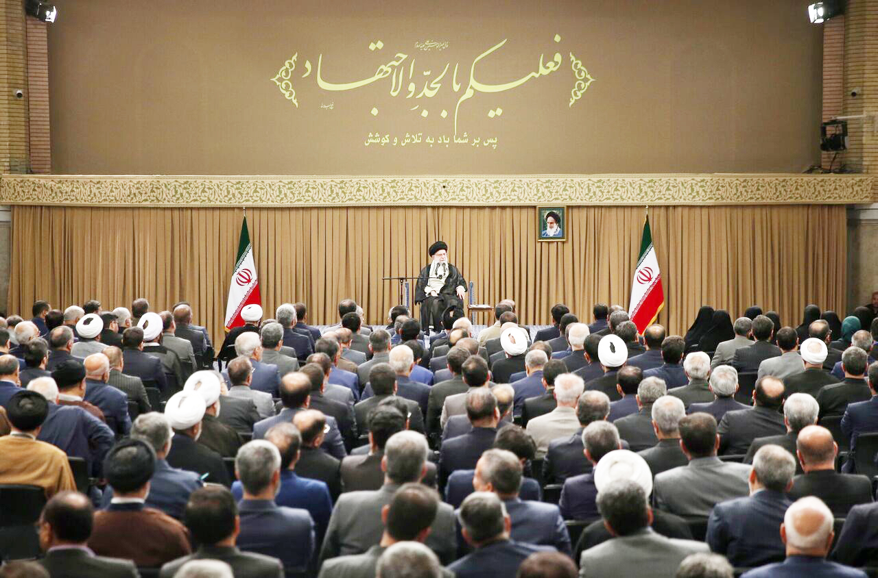 رهبر انقلاب: موفقیت رئیس جمهور و دولت جدید، موفقیت همه ما است