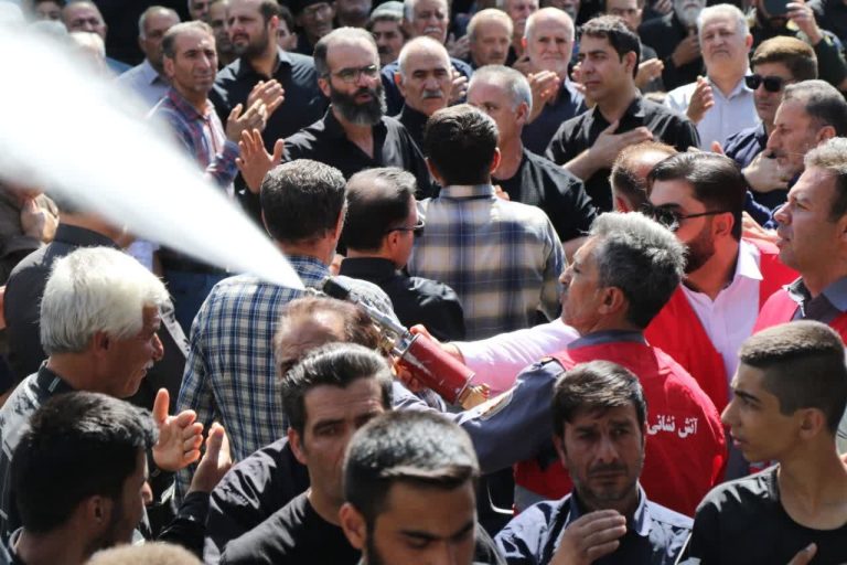 هم اکنون ؛ عزاداری مردم ایلام در روز عاشورای حسینی میدان ۲۲ بهمن