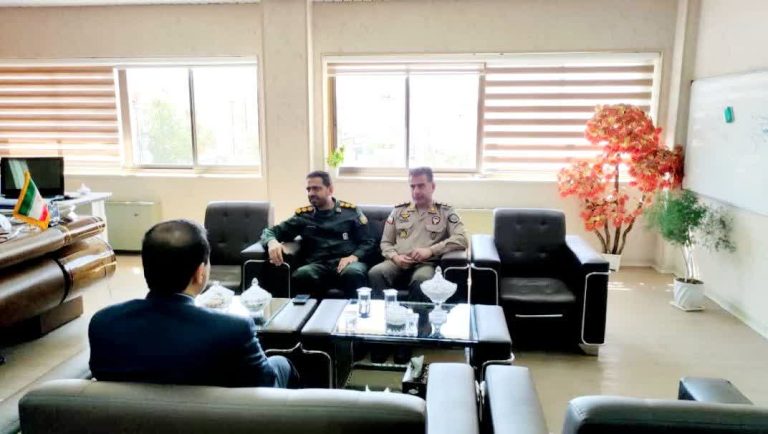 مدیرکل حفظ آثار دفاع مقدس استان ایلام با مهندس نبی پور مدیر مخابرات منطقه ایلام دیدار نمودند