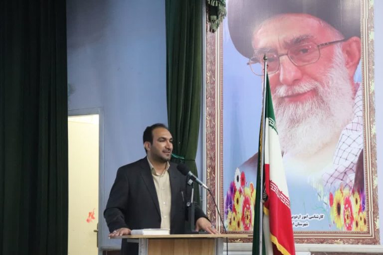 با حضور مدیرکل بنیاد شهید و امور ایثارگران استان ایلام؛ ۶۷ دانش آموز ممتاز شاهد و ایثارگر شهرستان ایلام تجلیل شدند