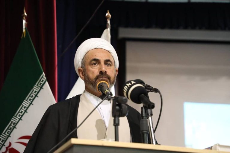 امام جمعه ایلام در آیین تکریم و معارفه فرمانده مرزبانی استان: مرزبانان با تلاش شبانه‌روزی و تیزبینی خود، امنیت و آرامش را برای مردم فراهم می‌کنند