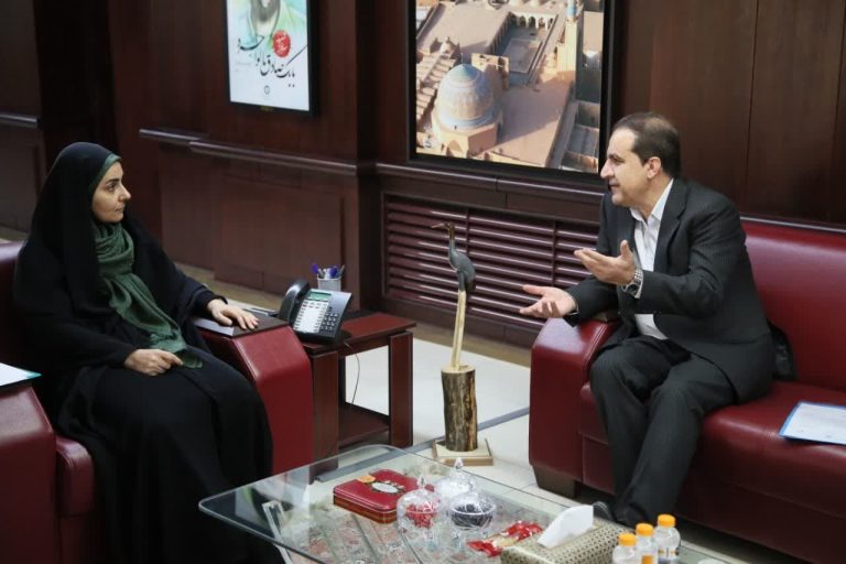 در دیدار استاندار ایلام با وزیر راه و شهرسازی طرح اتصال استان به شبکه ریلی کشور مورد بحث و پیگیری قرار گرفت