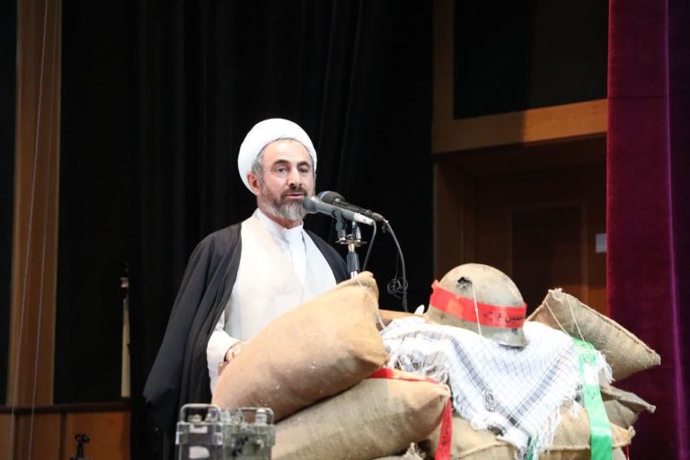 امام جمعه ایلام در آیین گرامیداشت نخستین یادواره ۲۶ شهید امدادگرهلال احمر: امدادگران گمنامان دوران هشت سال دفاع مقدس هستند