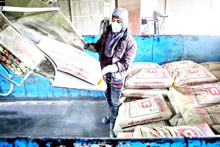 مدیر عامل کارخانه سیمان ایلام تاکید کرد: تولید کارخانه سیمان ایلام سه برابر مصرف نیاز استان است