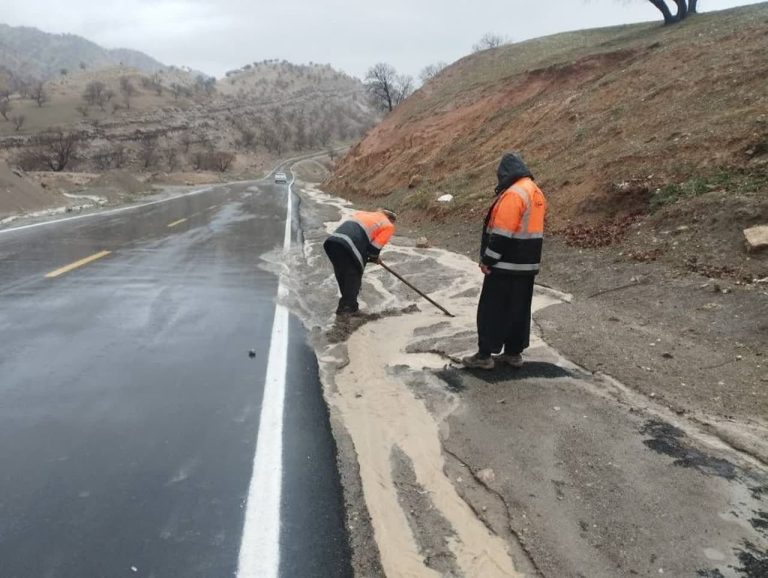 مدیرکل راهداری و حمل‌ونقل جاده‌ای استان: ریزش‌برداری ۱۰۰ مقطع از جاده‌های ایلام در ۲۴ ساعت اخیر