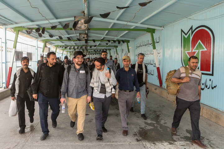 فرماندار مهران خبر داد: موج بازگشت زوار از مرز مهران؛ تردد بیش از ۳۳۰ هزار نفر