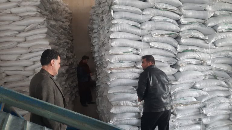 نمونه‌برداری دقیق کود سولفات پتاسیم ارسالی از کارخانه ۲۴۵۱ ایوان در مجتمع انبارهای مهران