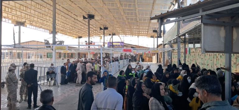 فرماندار مهران خبر داد: بازرسی از سوی عراق سبب کندی تردد زائران در مرز مهران شده است