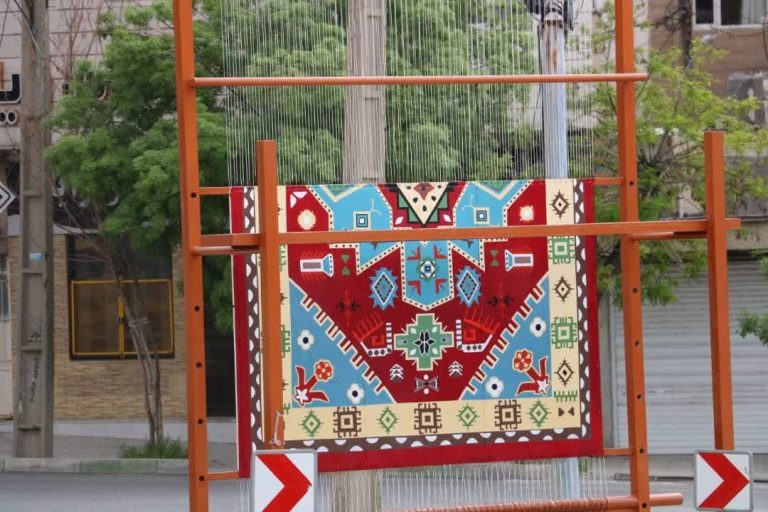 شهردار ایلام خبر داد: نصب المان گلیم‌نقش برجسته در شهر ایلام