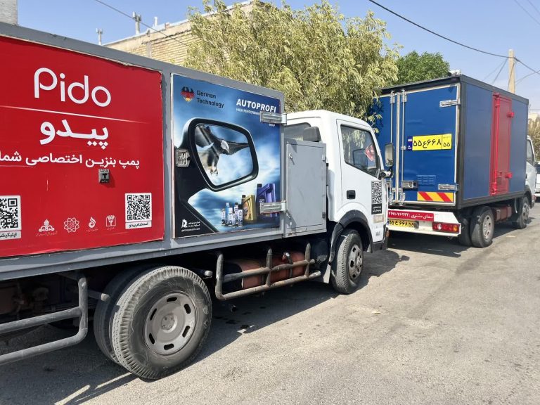 فعالیت ۲ دستگاه خودرو سیار سوخت‌رسان بنزین در شهر مهران