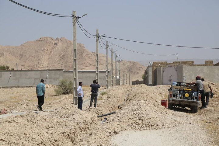 اجرای شبکه توزیع آب در روستای سرتنگ زعفرانی شهرستان مهران