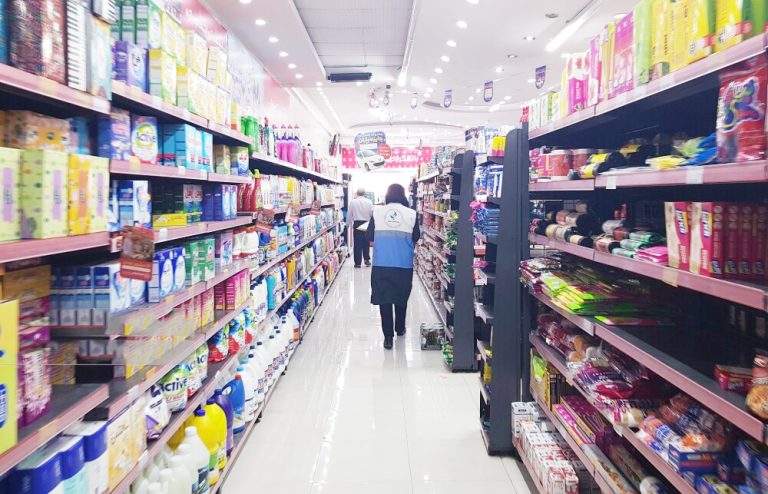 معاون بازرسی و نظارت اداره صمت ایلام: فروش کالا با قیمت قدیم و نرخ جدید تخلف است