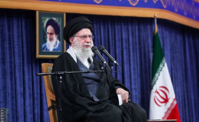 در مقابل جنگ نرم دشمن بی‌تفاوت نباشیم/با همراهی مردم دشمن را به زانو درمی‌آوریم