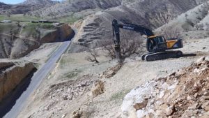 تداوم عملیات ایمن‌سازی محور اختصاصی پالایشگاه گاز ایلام برای پیشگیری از حوادث جاده‌ای