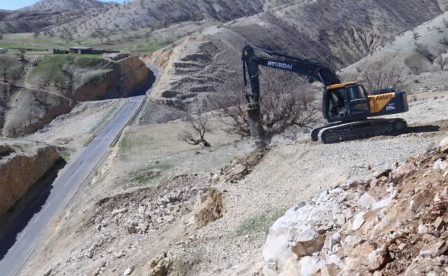 تداوم عملیات ایمن‌سازی محور اختصاصی پالایشگاه گاز ایلام برای پیشگیری از حوادث جاده‌ای