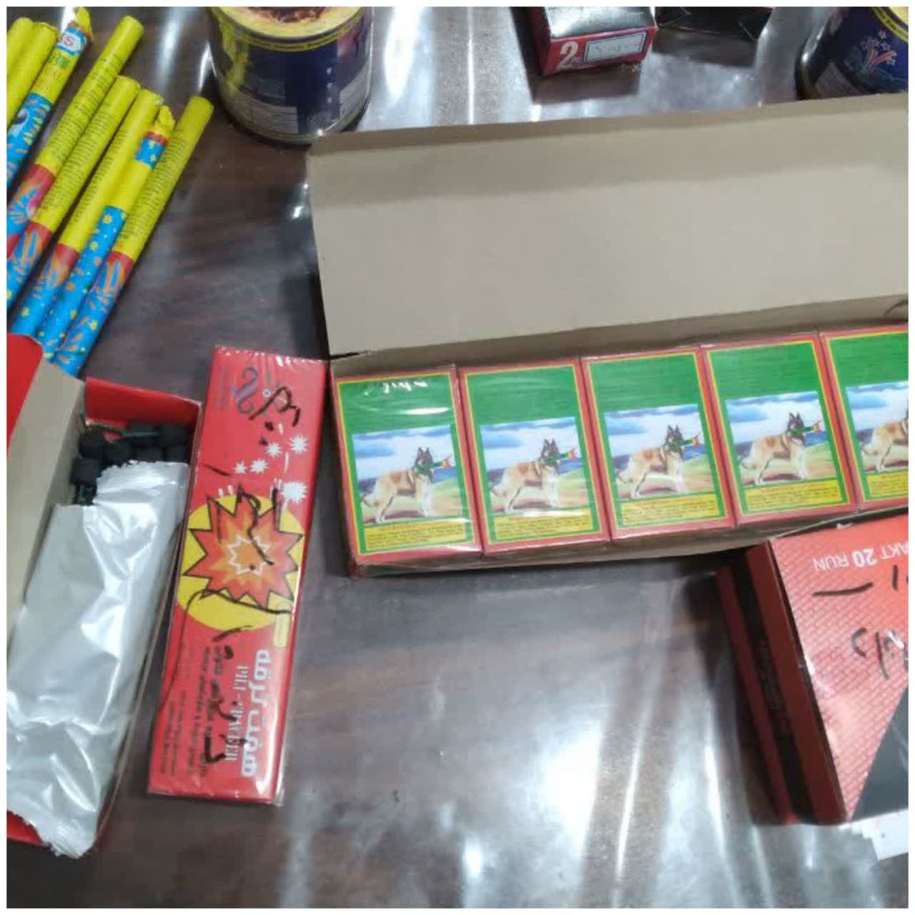 عرضه هرگونه ترقه و مواد آتش زا در سطح بازارها ممنوع است. با فروشندگان برخورد می شود