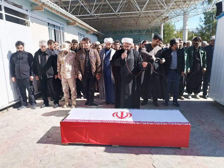 تشییع باشکوه پیکر مطهر دو شهید والامقام در ایلام با حضور پرشور مردم