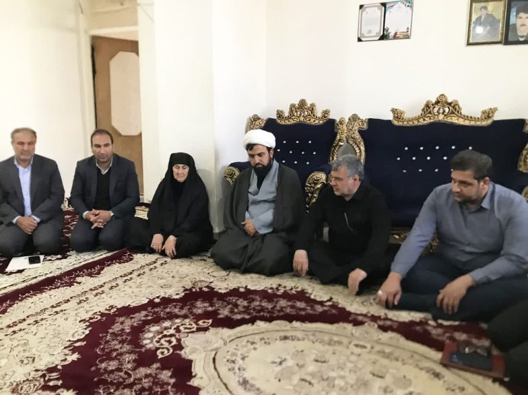 دیدار نماینده مردم ایلام به همراه مدیرکل بنیاد شهید و امور ایثارگران استان با خانواده های معظم شهدای جنگ رمضان در چرداول و هلیلان