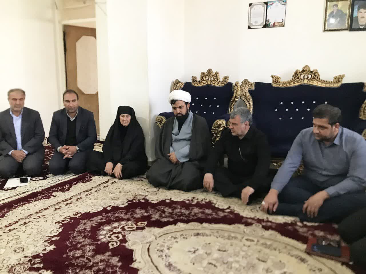 دیدار نماینده مردم ایلام به همراه مدیرکل بنیاد شهید و امور ایثارگران استان با خانواده های معظم شهدای جنگ رمضان در چرداول و هلیلان