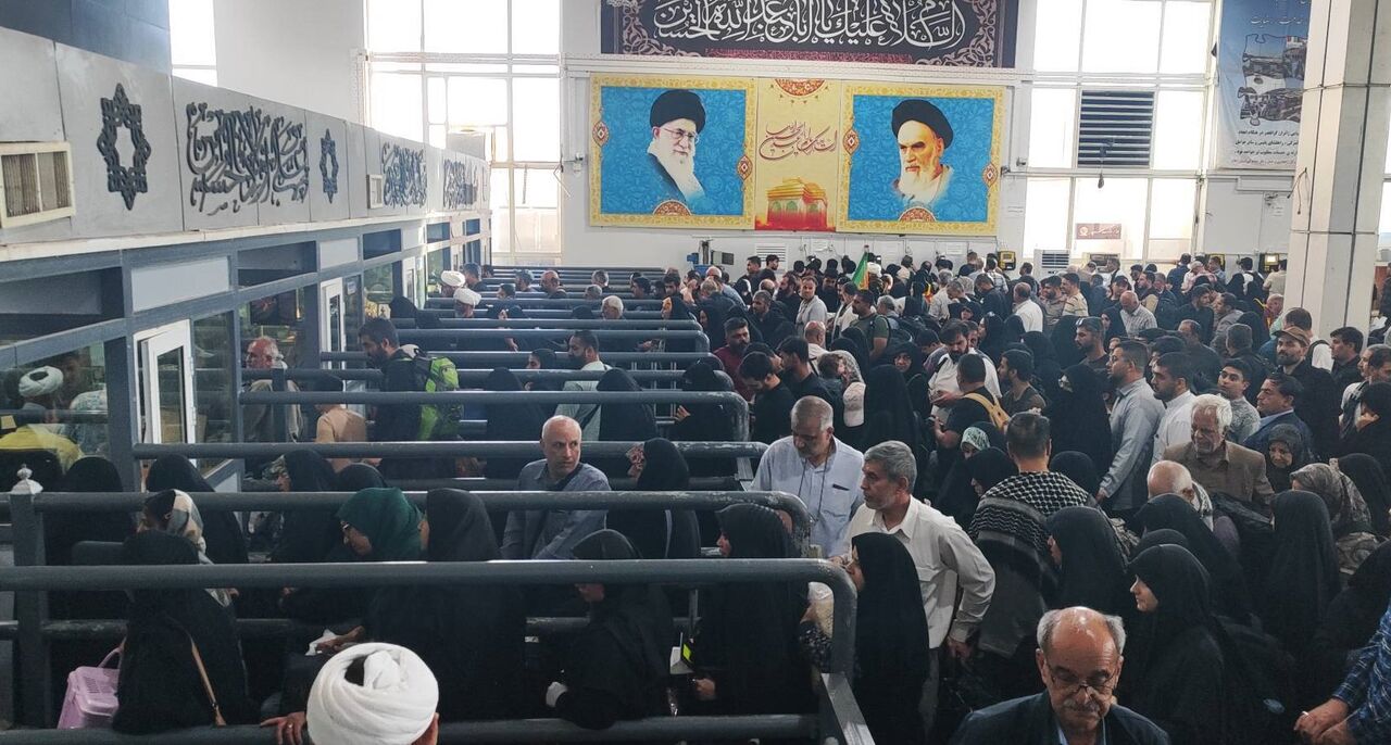 تامین اتوبوس برای بازگشت زوار عرفه در مرز مهران