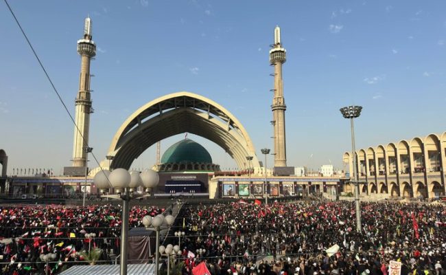 طنینِ هق‌هق‌ها در مصلایِ داغدارِ تهران؛ میثاقِ عاشقان با رهبرِ شهید