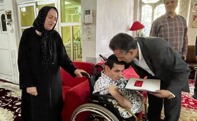 در هفته وحدت و دولت؛ مدیرعامل گاز ایلام با خانواده شهدا دیدار کرد