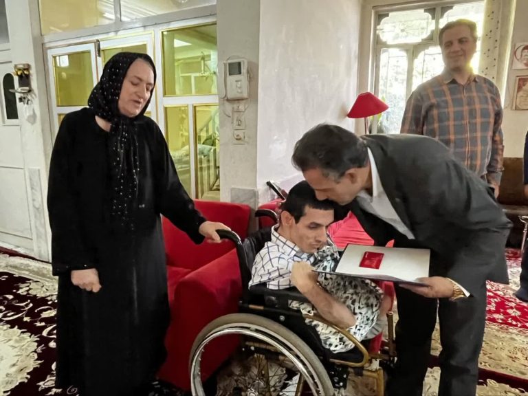 در هفته وحدت و دولت؛ مدیرعامل گاز ایلام با خانواده شهدا دیدار کرد