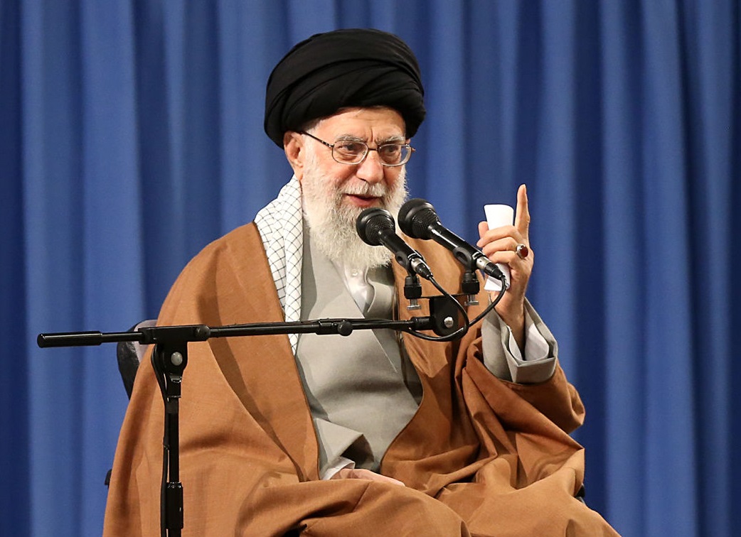 رهبر معظم انقلاب: آرایش دشمن، آرایش جنگی است/ ملت و مسئولان خود را آماده کنند و وارد میدان شوند