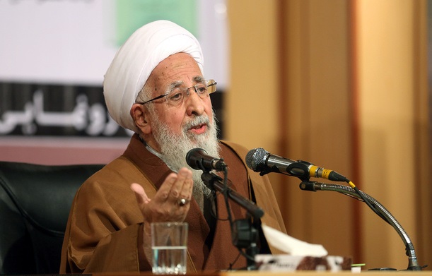 آیت‌الله‌ جوادی‌آملی: مردمی که انقلاب کردند، ستون دین هستند/ با مردم نمی‌توان بدرفتاری کرد و حقوقشان را نادیده گرفت