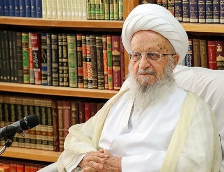 آیت الله مکارم شیرازی: مملکت با شعار اداره نمی شود/ درست است بعضی مسئولان در رفاه باشند ولی این همه مردم محروم وجود داشته باشد؟/ فاصله طبقاتی امنیت ما را متزلزل می کند