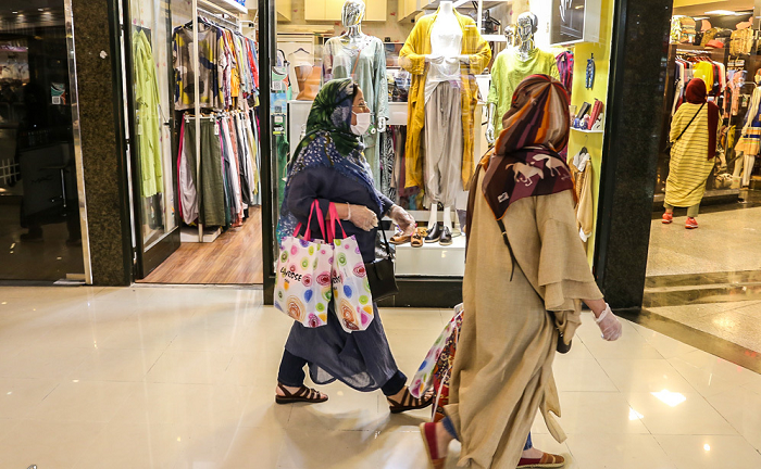 دبیر شورای فرهنگ عمومی کشور: دستورالعمل پوشاک بانوان ابلاغ شده که طبق آن مانتوهایی که قد آنها تا بالای زانو باشد ممنوع است/ جلوی مانتوها باید روی هم بیاید و دکمه داشته باشد