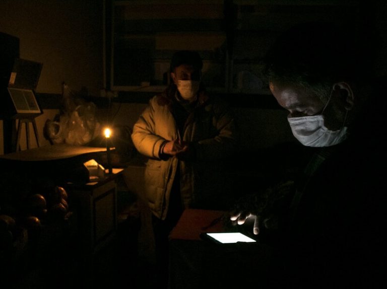 خاموشی‌های گسترده در راه است/ سخنگوی صنعت برق: سه روز بسیار گرم را پیش رو داریم/ احتمال عبور نیاز مصرف برق از ۶۶ هزار مگاوات وجود دارد/ نیروگاه‌های کشور توان تولید بیش از ۵۵ هزار مگاوات را ندارند/ اگر رله‌های فرکانسی به درستی عمل نکنند، خاموشی گسترده‌ای خواهیم داشت