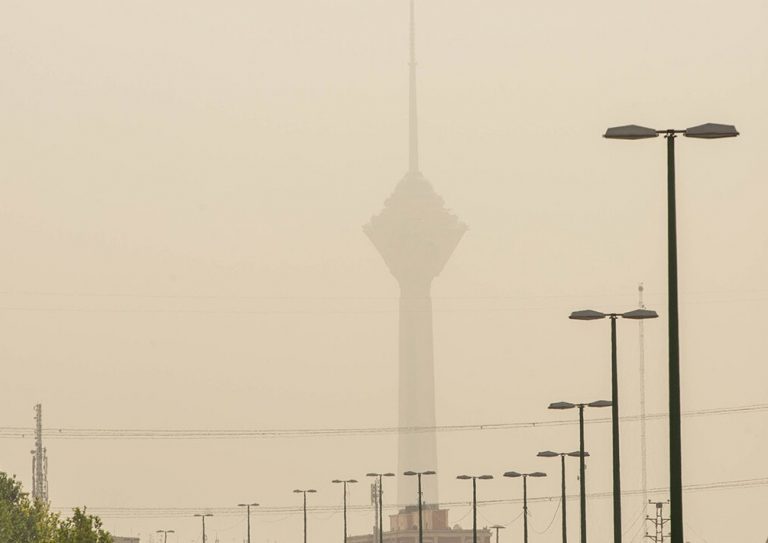 محیط‌ زیست: منشا کانونی گرد و غبار خارجی است/ گرد و غبار در ٢٣ استان به وسعت ٣۵ میلیون هکتار کانون‌های داخلی را درگیر کرده