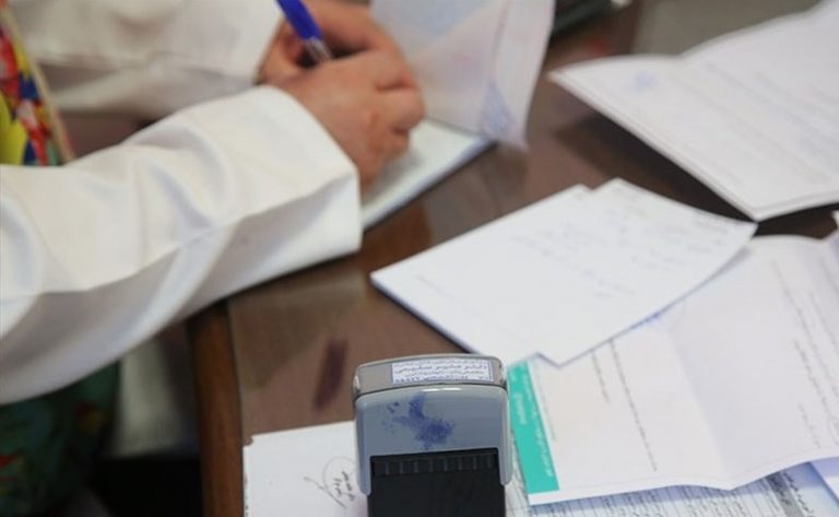 معاون سازمان نظام پزشکی: گرفتن دلار از بیماران به عنوان حق ویزیت واقعیت ندارد