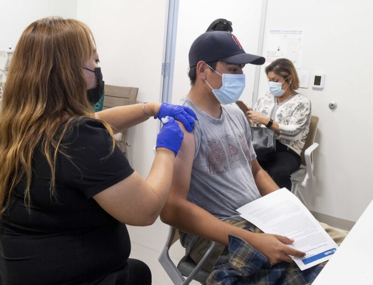 واکسن ایرانی – استرالیایی کرونا در چه مرحله‌ای است؟/ فاز سوم کارآزمایی بالینی، با حضور ۱۶ هزار نفر در ایران انجام می‌شود