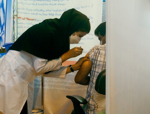 وزارت بهداشت: تا ۱۰ روز آینده برای ۱.۴ میلیون معلم واکسن کرونا تزریق می‌شود