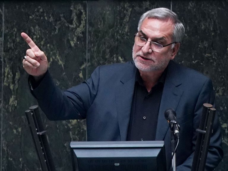 وزیر بهداشت: رعایت نکردن قانون حجاب در مراکز بهداشتی دولتی و خصوصی تخلف است/ اگر یک مرکز خصوصی حجاب را رعایت نکند، ممکن است بیمارستان تایید نشود