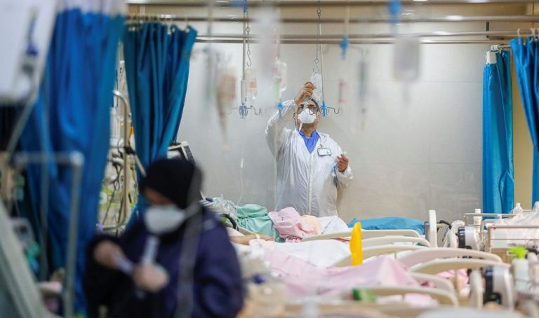 یک متخصص: احتمال خفیف بودن موج هشتم کرونا زیاد است/ تزریق واکسن‌های پروتئینی به گروه‌های پر خطر توصیه می‌شود